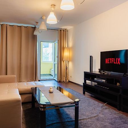 Comfy Apartment With Private Parking And Netflix Bucarest Extérieur photo