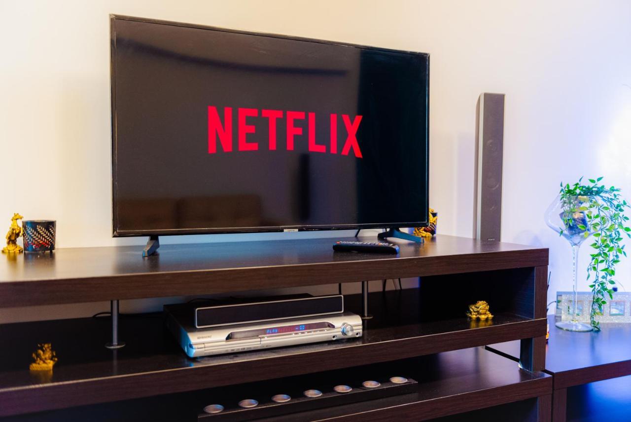 Comfy Apartment With Private Parking And Netflix Bucarest Extérieur photo