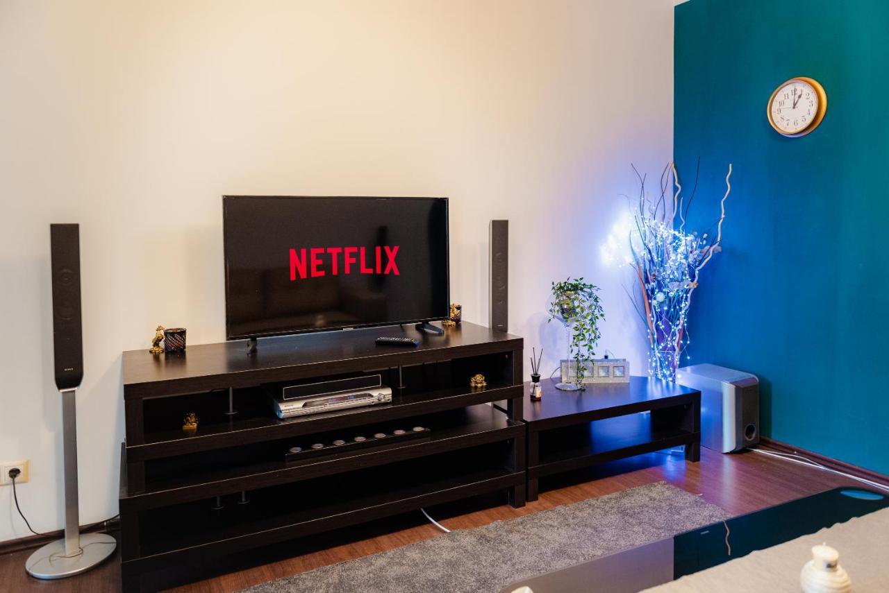 Comfy Apartment With Private Parking And Netflix Bucarest Extérieur photo