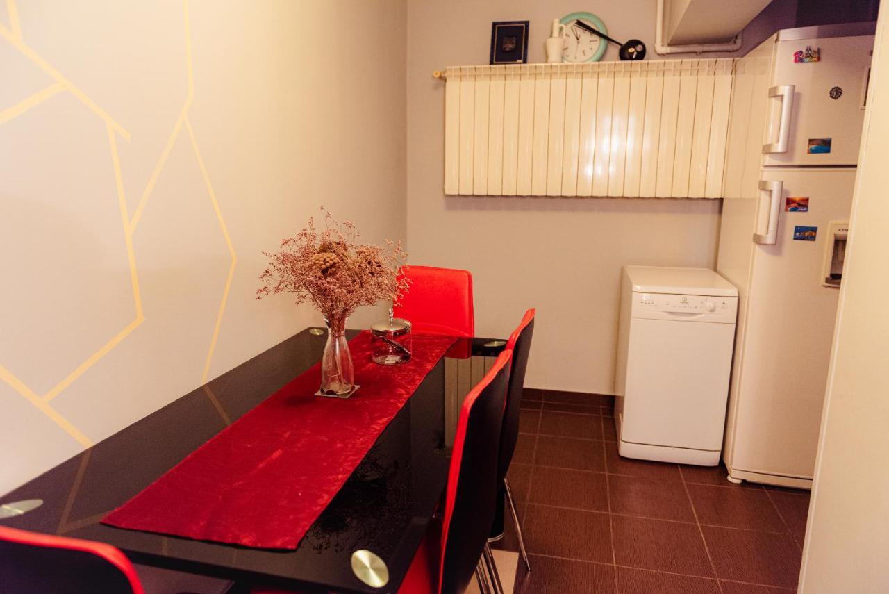 Comfy Apartment With Private Parking And Netflix Bucarest Extérieur photo